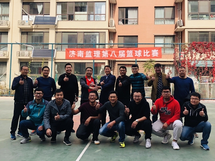 拔河比賽二支部獲勝領(lǐng)獎.jpg 拔河比賽二支部獲勝領(lǐng)獎.jpg